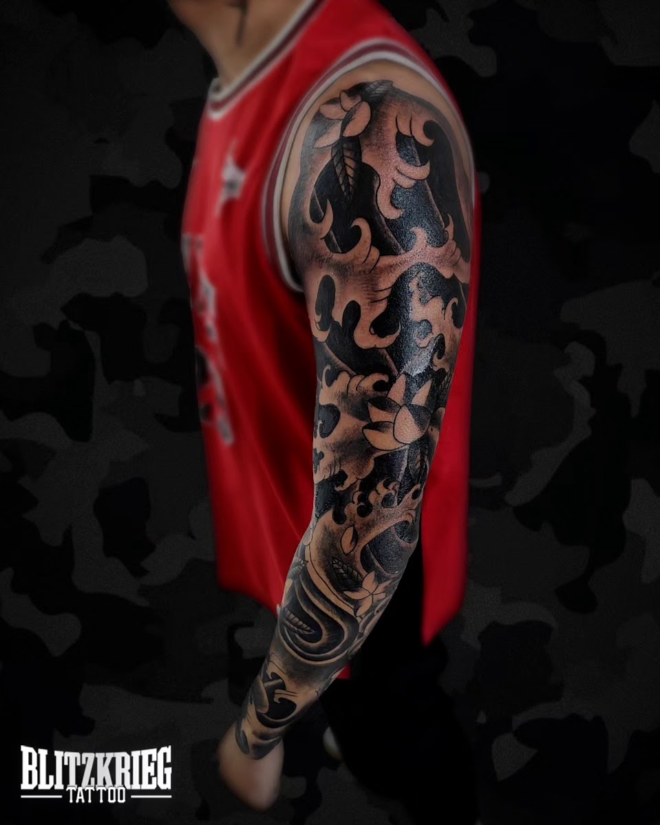 Tatuaje de mandala en Blitzkrieg Tattoo